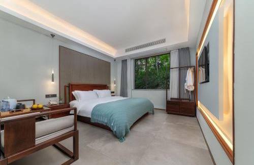 Fenghuang Hotel | Serene Peaks Courtyard-Free pick-up-Free Laundry