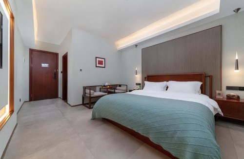 Fenghuang Hotel | Serene Peaks Courtyard-Free pick-up-Free Laundry