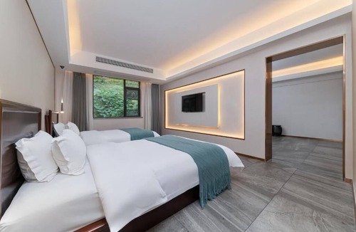 Fenghuang Hotel | Serene Peaks Courtyard