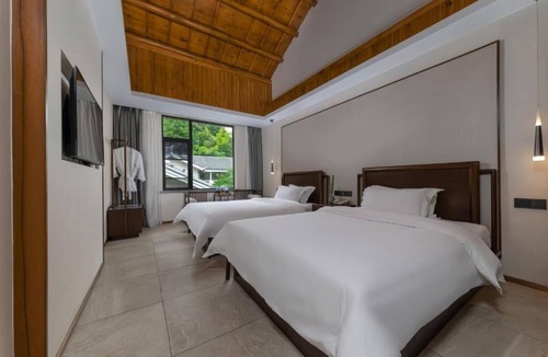 Fenghuang Hotel | Serene Peaks Courtyard