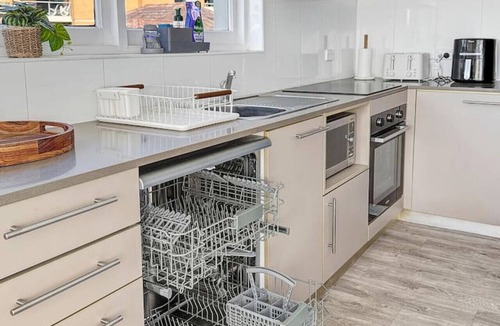 North Sydney Apartment | Serviced Luxury Condo, Parkside, moments to metro