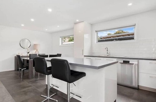 Warrane House | "Shackleton’s Villa" No1 -10mins to CBD & Airport.