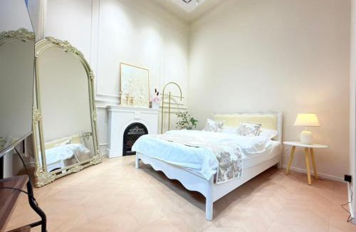 Huaihai Road Commercial Area Apartment | Shanghai Hills & Aromahome French Simplicity B&B close to Middle Huaihai RD