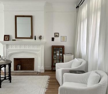 Huaihai Road Commercial Area Apartment | Shanghai Hills& Art Suite 17 - Near Line 1, 10 & 12 South Shanxi Road Metro