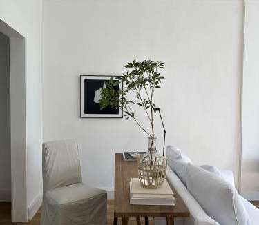 Huaihai Road Commercial Area Apartment | Shanghai Hills & Art Suite 18 - Near Line 1 & 7 Changshu Road Metro