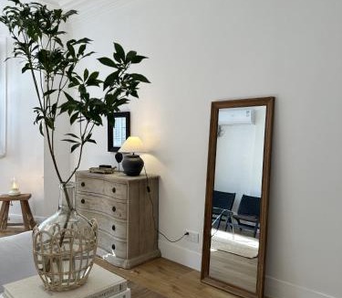 Huaihai Road Commercial Area Apartment | Shanghai Hills & Art Suite 18 - Near Line 1 & 7 Changshu Road Metro