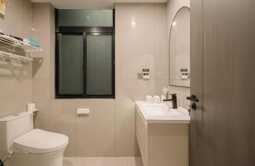 Jinsong Panjiayuan Apartment | Shanghai Hills&Sunflower Ultra Horizon Hotel & Suite, Line 10 near to the Bund