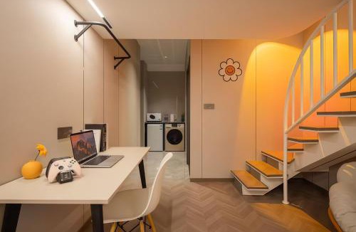 Jinsong Panjiayuan Apartment | Shanghai Hills&Sunflower Ultra Horizon Hotel & Suite, Line 10 near to the Bund