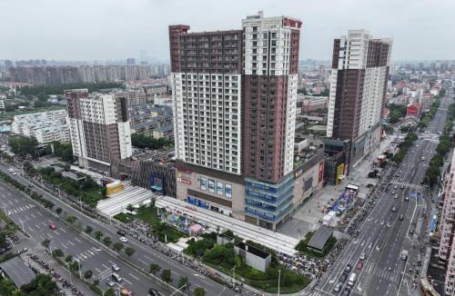 Pudong Apartment | Shanghai Hills & Wanda Side Spacious Stay Close to Metro Line 18