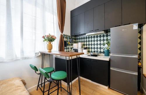 Jing'an Apartment | Shanghai Hills& Well-time Nanyang Charm BnB close to West Nanjing Rd and line 2 Jing'an Temple