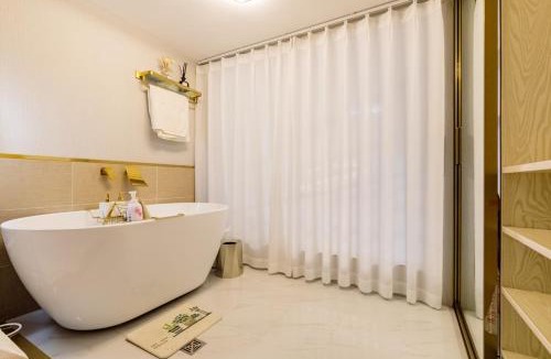 Pudong Apartment | Shanghai Stylish Loft near Riverside Smart Home & Bathtub 上海精装复式公寓近黄浦江