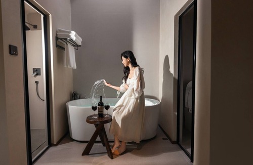 Shangri-La Hotel | Shangri-La Homestay Designer B&B