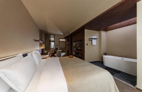 Shangri-La Hotel | Shangri-La Homestay Designer B&B (Dukezong Ancient City)