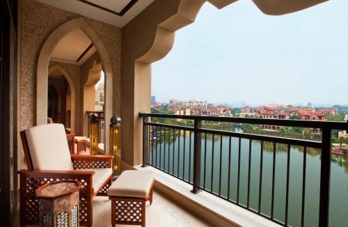 Henghe Street Hotel | Sheraton Qingyuan Lion Lake Resort