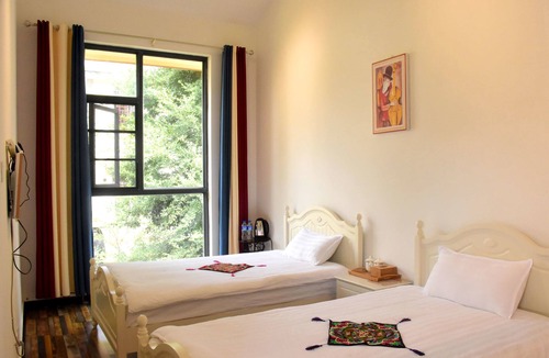Shilin Yi Autonomous County Hotel | Shi Lin family folk inn