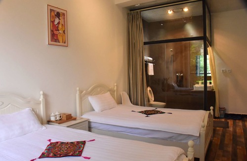 Shilin Yi Autonomous County Hotel | Shi Lin family folk inn