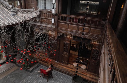 Dayan Old Town Hotel | Shiwai Tea and Inn - Naxi style courtyard of Lijiang Old Town