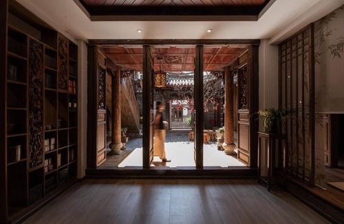 Dayan Old Town Hotel | Shiwai Tea and Inn - Naxi style courtyard of Lijiang Old Town