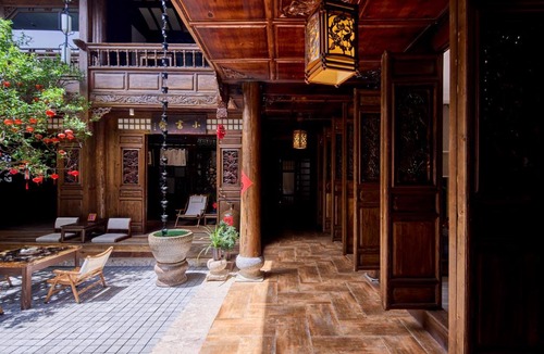 Dayan Old Town Hotel | Shiwai Tea and Inn - Naxi style courtyard of Lijiang Old Town