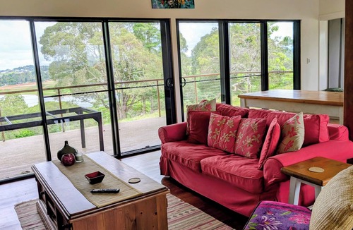 Barrine Cabin | Short term accommodation farm stay on Tinaroo Dam