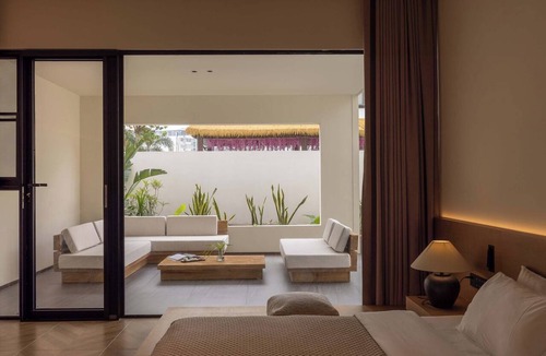 Yinhai Hotel | Silver Beach Puyue Designer Homestay
