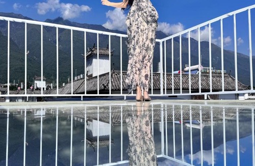 Dali Ancient Town Hotel | SIXI CANGSHAN MOUNTAINS GOLDEN SUNRISE MIRROR OF THE SKY SOUND SLEEP HOTEL DALI ANCIENT CITy