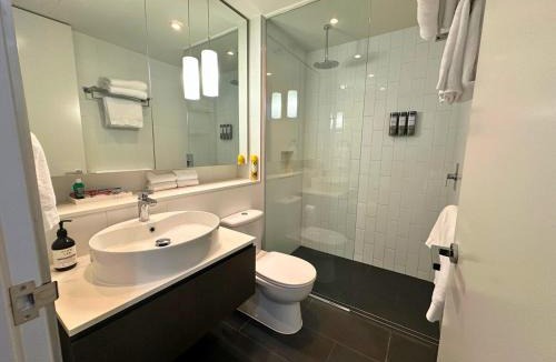 South Yarra Apartment | Sky-High 2BR with 1 Parking - Heart of South Yarra