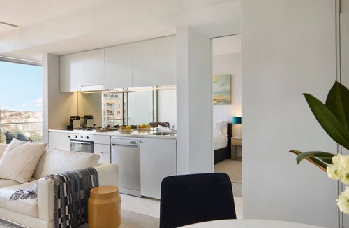 Darlinghurst Apartment | Skyline Retreat by Contemporary Hotels