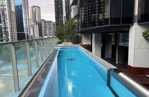 Southbank Apartment | Skyline Stays 1BR Free Parking near Crwon
