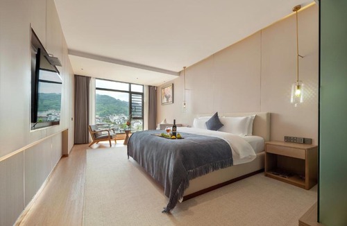 Wulingyuan Hotel | Skyridge Hotel-Mtn View Rooms & Rooftop Bar-Free cup of coffee-English Butler