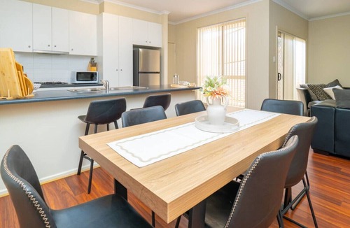 Blakeview Villa | [Sleeps 10] Comfy 4BR Villa with garage, pet friendly! Short walk to shops.