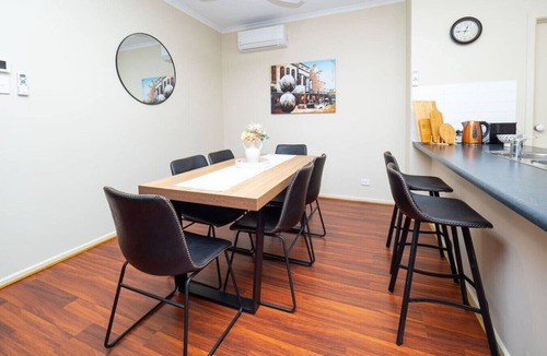 Blakeview Villa | [Sleeps 10] Comfy 4BR Villa with garage, pet friendly! Short walk to shops.
