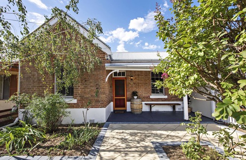 Central Mudgee House | Sleeps 8: King bed, 2 queen beds, 1 double bed, 4 bedrooms - 5 min walk to town