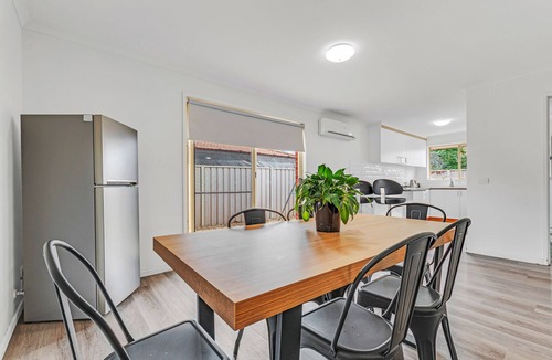 Echuca House | Sleepy Shackell - Sleeps 10, 12pm checkout
