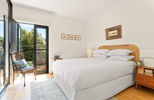 Erskineville Apartment | Spacious 2-Bed Townhouse with a Lush Courtyard