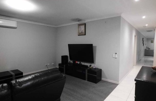 South Morang House | Spacious 3-Bedroom Home, 5 Mins to Westfield, South Morang Station & Schools