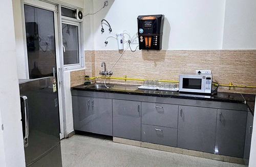 Mohangarh Apartment | Spacious 3-bedroom apartment with AC, WiFi and Kitchen in Posh area of Lucknow