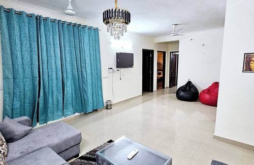 Mohangarh Apartment | Spacious 3-bedroom apartment with AC, WiFi and Kitchen in Posh area of Lucknow