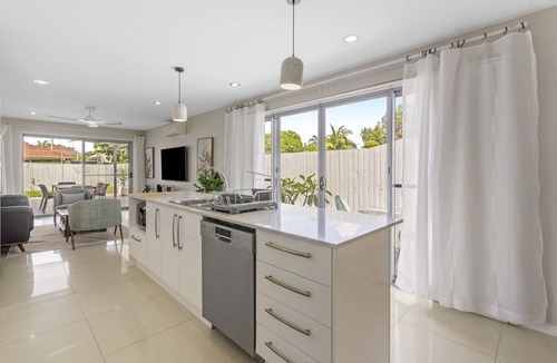 Northgate Apartment | Spacious 4-Bed House with Secure Parking