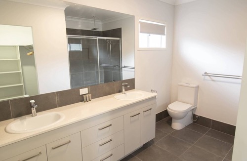 Plainland House | Spacious 4-Bed House in Leafy Plainland
