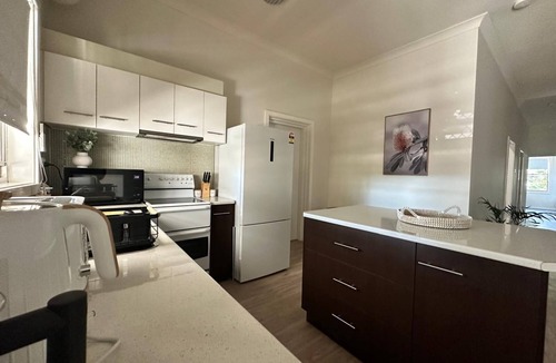 Hamilton Apartment | Spacious 4-Bedroom Apartment with AC & WiFi in Hamilton. Centre of Eat St.