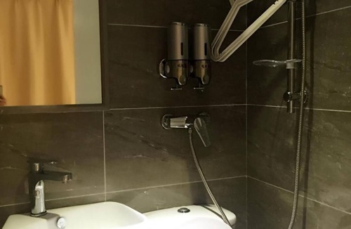 Yau Tsim Mong Apartment | Spacious 4-bedroom apartment with AC in fantastic Kowloon