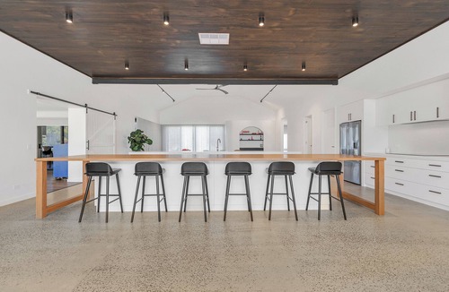 Wharparilla House | Spacious 4-bedroom house in welcoming Wharparilla with WiFi, AC close to river