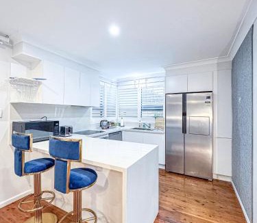 Picnic Point House | Spacious 4 Bedroom Home with Swimming Pool and Free Parking