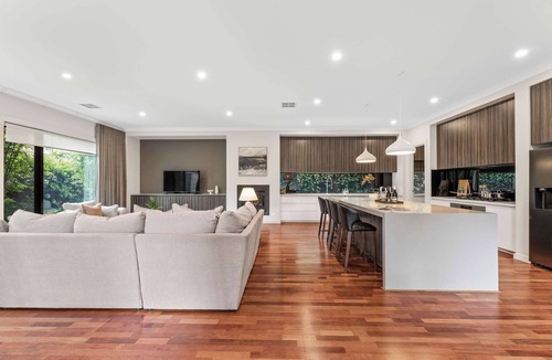 Doncaster House | Spacious 4BR Home Steps to Buses Westfield Doncaster