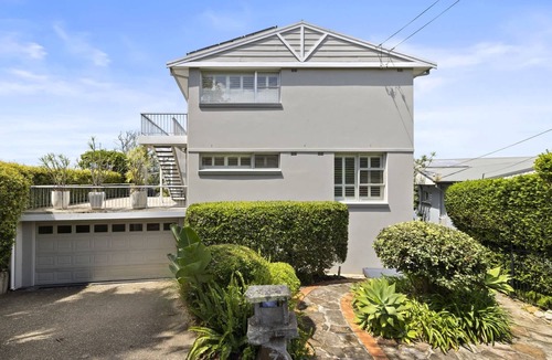 Whale Beach House | Spacious 5-Bed Beach House with Ocean View