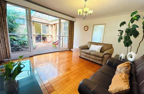 Mount Waverley House | Spacious 5BR Family Home | 3-Min Walk to train | Free parking | Pet friendly