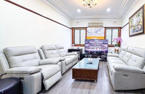 Revesby House | Spacious 5BR Family Home - 2 Free Parking - Walk to Train & Shops