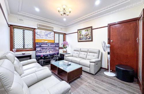 Revesby House | Spacious 5BR Family Home - 2 Free Parking - Walk to Train & Shops
