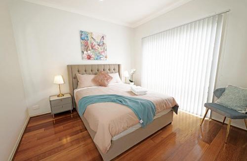 Hallam House | Spacious 5BR House in Hallam near Bunjil Place